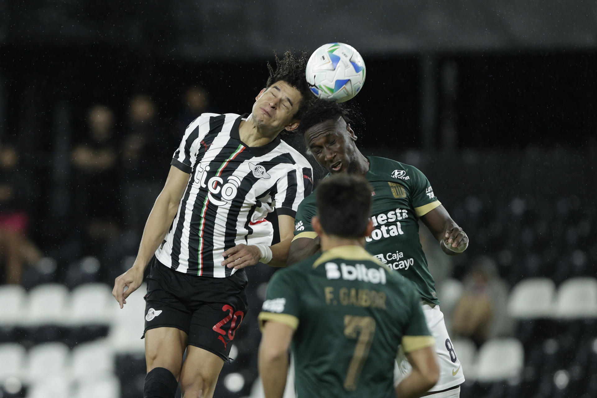 Adrián Alcaraz (i) de Libertad disputa el balón con Erick Castillo (d) de Alianza Lima este martes durante el partido de la última jornada de la fase de grupos que igualaron 2-2 en Asunción. EFE/Juan Pablo Pino