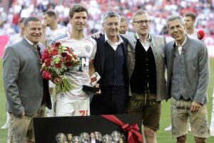 El jugador del Bayern Thomas Müller (2-I) posa con el presidente club bávaro Herbert Hainer (3-I) y otros miembros del club antes de empezar su último partido con el Bayern. EFE/EPA/ANNA SZILAGYI