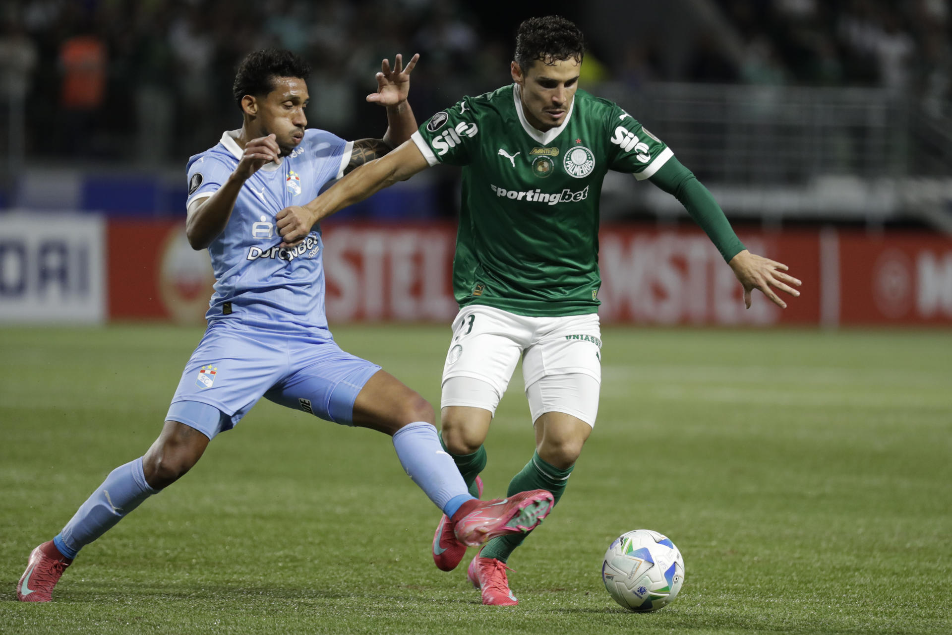 Raphael Veiga (d), de Palmeiras, disputa un balón Christofer Gonzáles, de Sporting Cristal, en un partido de la fase de grupos de la Copa Libertadores en Sao Paulo (Brasil). EFE/Sebastiao Moreira