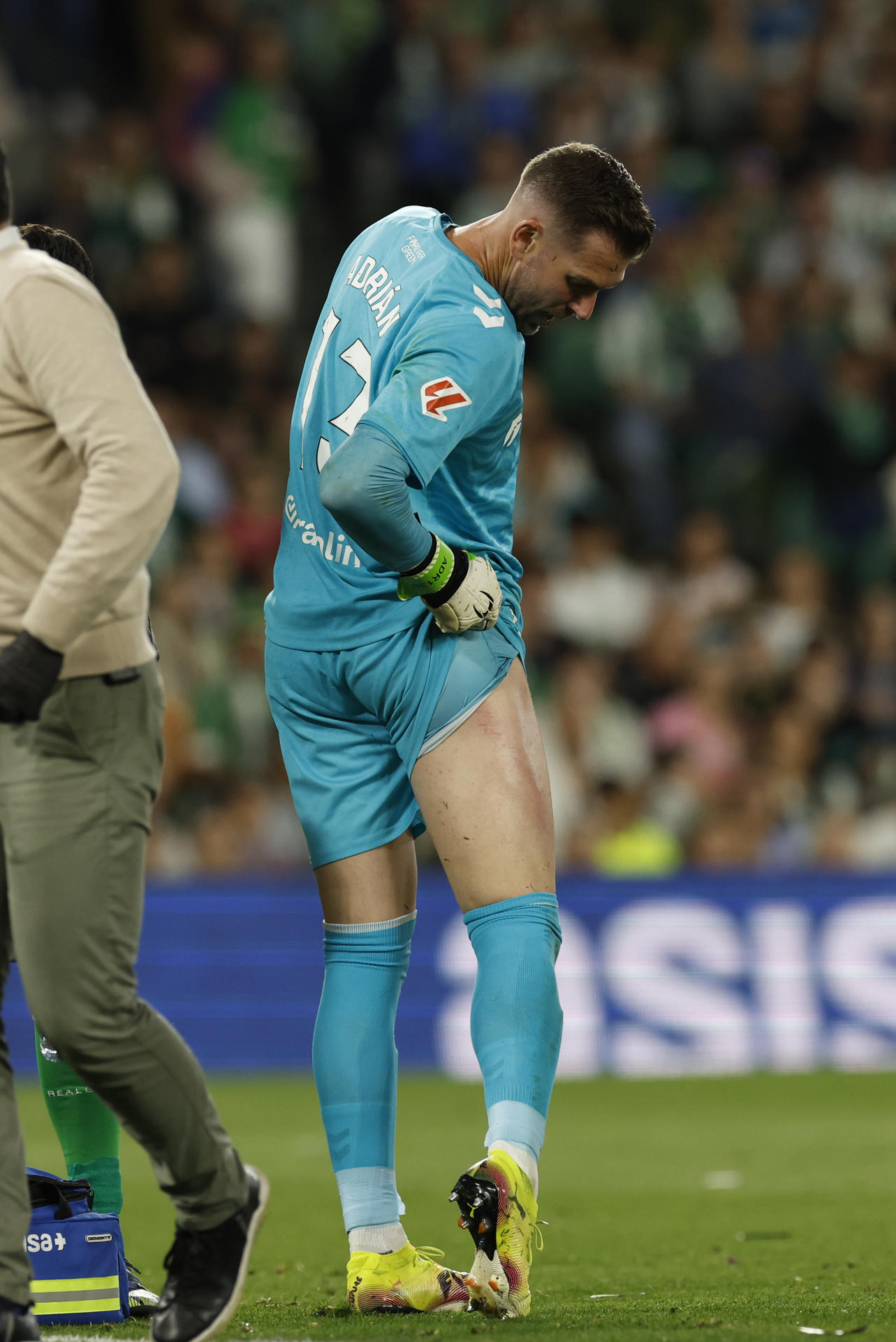 El portero del Betis Adrián San Miguel, durante el partido de la jornada 35 de LaLiga EA Sports entre el Betis y el Osasuna, este domingo en el estadio Benito Villamarín en Sevilla.-EFE/ Julio Munoz