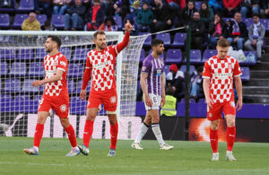 El delantero del Girona Cristhian Stuani (2i) celebra su gol durante el partido de la jornada 36 de LaLiga entre el Real Valladolid y el Girona FC, este martes, en el estadio José Zorrilla. EFE/R. GARCIA.