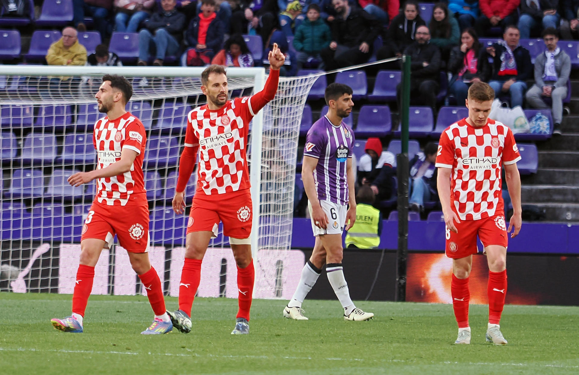 El delantero del Girona Cristhian Stuani (2i) celebra su gol durante el partido de la jornada 36 de LaLiga entre el Real Valladolid y el Girona FC, este martes, en el estadio José Zorrilla. EFE/R. GARCIA.