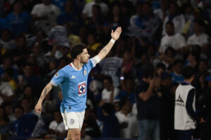 José Rivero de Cruz Azul celebra un gol. Fotografía de archivo. EFE/ José Méndez