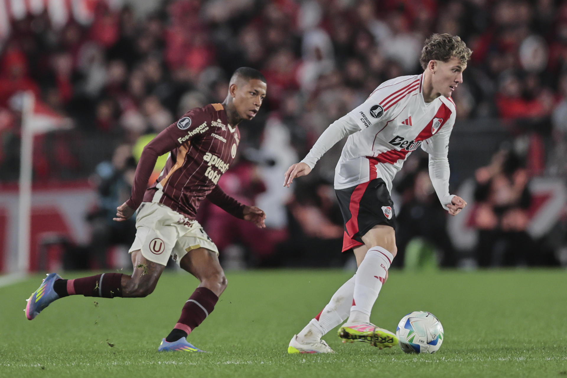 Facundo Colidio (d) fue el autor del gol de River Plate. En la foto avanza ante la marca de Andy Polo, de Universitario. EFE/ Luciano González