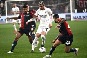El jugador del Genoa Junior Messias y el del Milan Theo Hernandez en acción durante el partido de la Serie A jugado en Génova, Italia. EFE/EPA/LUCA ZENNARO