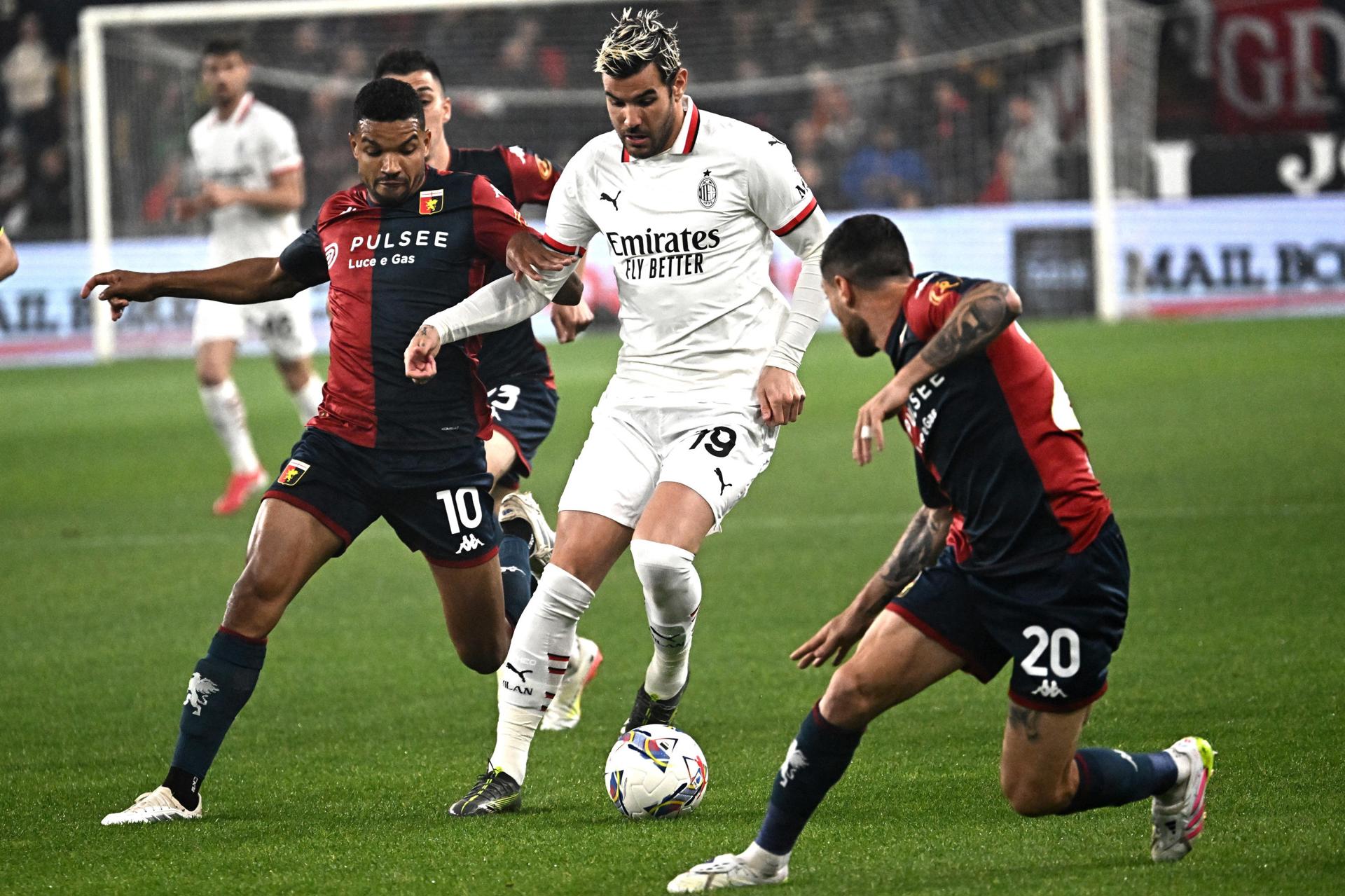El jugador del Genoa Junior Messias y el del Milan Theo Hernandez en acción durante el partido de la Serie A jugado en Génova, Italia. EFE/EPA/LUCA ZENNARO