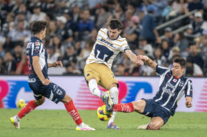 Stefan Medina (d) y Oliver Torres (i), de Monterrey, disputan el balón con Ignacio Pussetto (c), de Pumas, en el partido correspondiente al Play In 2 del Torneo Clausura 2025 de México. EFE/Miguel Sierra