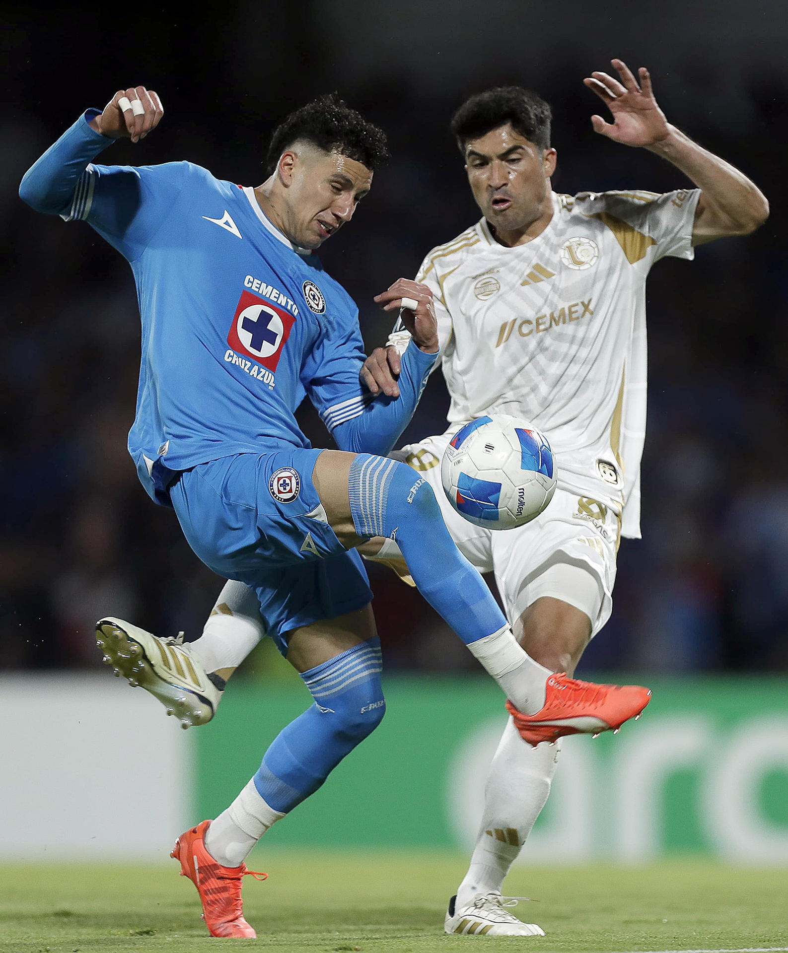 Jorge Sánchez (i) de Cruz Azul disputa el balón con Nicolás Ibáñez de Tigres este jueves, en el partido que clasificó a los Azules a la final de la Copa de Campeones de la Concacaf en el estadio Olímpico Universitario de Ciudad de México EFE/ Isaac Esquivel