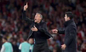 El entrenador del PSG, Luis Enrique (I), y el entrenador del Arsenal, Mikel Arteta, en un momento del partido de ida de la semifinal de la Liga de Campeones. EFE/EPA/NEIL HALL