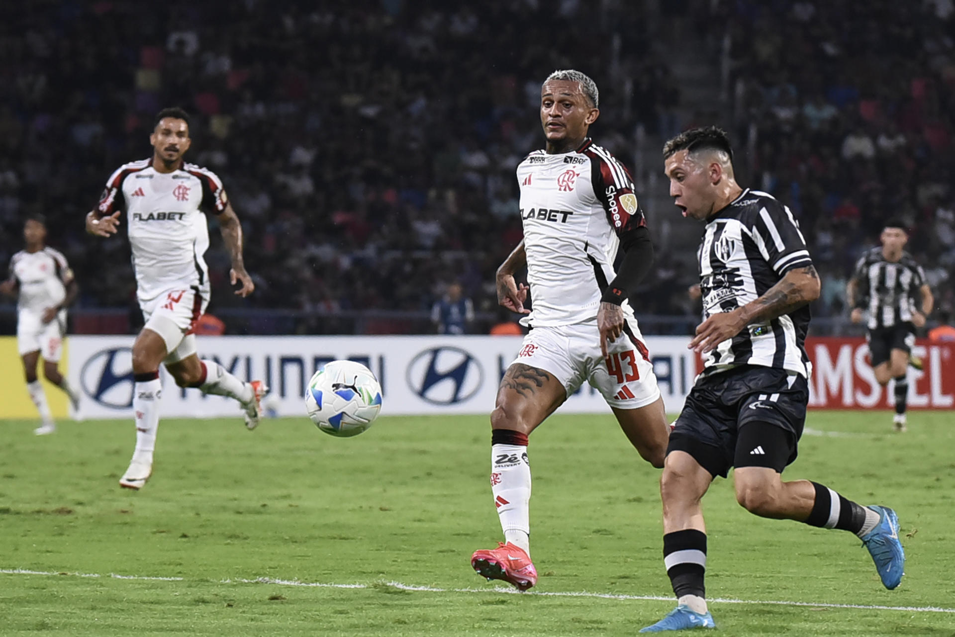 Matías Perelló (d) de Central disputa un balón con Wesley Vinícius de Flamengo en un partido de la fase de grupos de la Copa Libertadores. EFE/STR