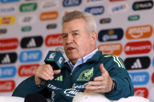 Imagen de archivo del entrenador de la Selección de fútbol de México, Javier Aguirre, hablando durante una conferencia de prensa en Ciudad de México (México). EFE/ Sáshenka Gutiérrez
