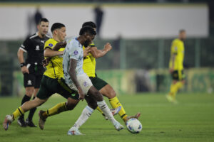 Los jugadores de Defensa y Justicia Abiel Osorio (i) y Marcelo Delagdo (c-atrás) presionan al de Universidad Católica José Fajardo durante el partido de la quinta jornada de la fase de grupos de la Copa Sudamericana que empataron este miércoles 1-1 en el estadio Norberto Tito Tomaghello de la locallidad bonaerense de Florencio Varela. EFE/ Luciano González