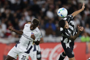 Leonel Quiñónez (i), de la LDU Quito, disputa el balón con Cristian Vega, de Central Córdoba, en un partido de la fase de grupos de la Copa Libertadores en el estadio Rodrigo Paz Delgado en Quito (Ecuador). EFE/ José Jácome