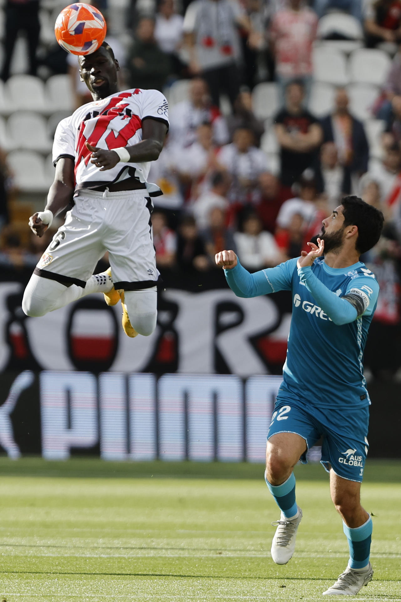 El centrocampista senegalés del Rayo Pathé Ciss (i) pelea un balón ante el centrocampista del Betis Isco, durante el partido de la jornada 36 de LaLiga EA Sports, entre el Rayo Vallecano y el Betis, en el Estadio de Vallecas de Madrid. EFE/ Sergio Pérez