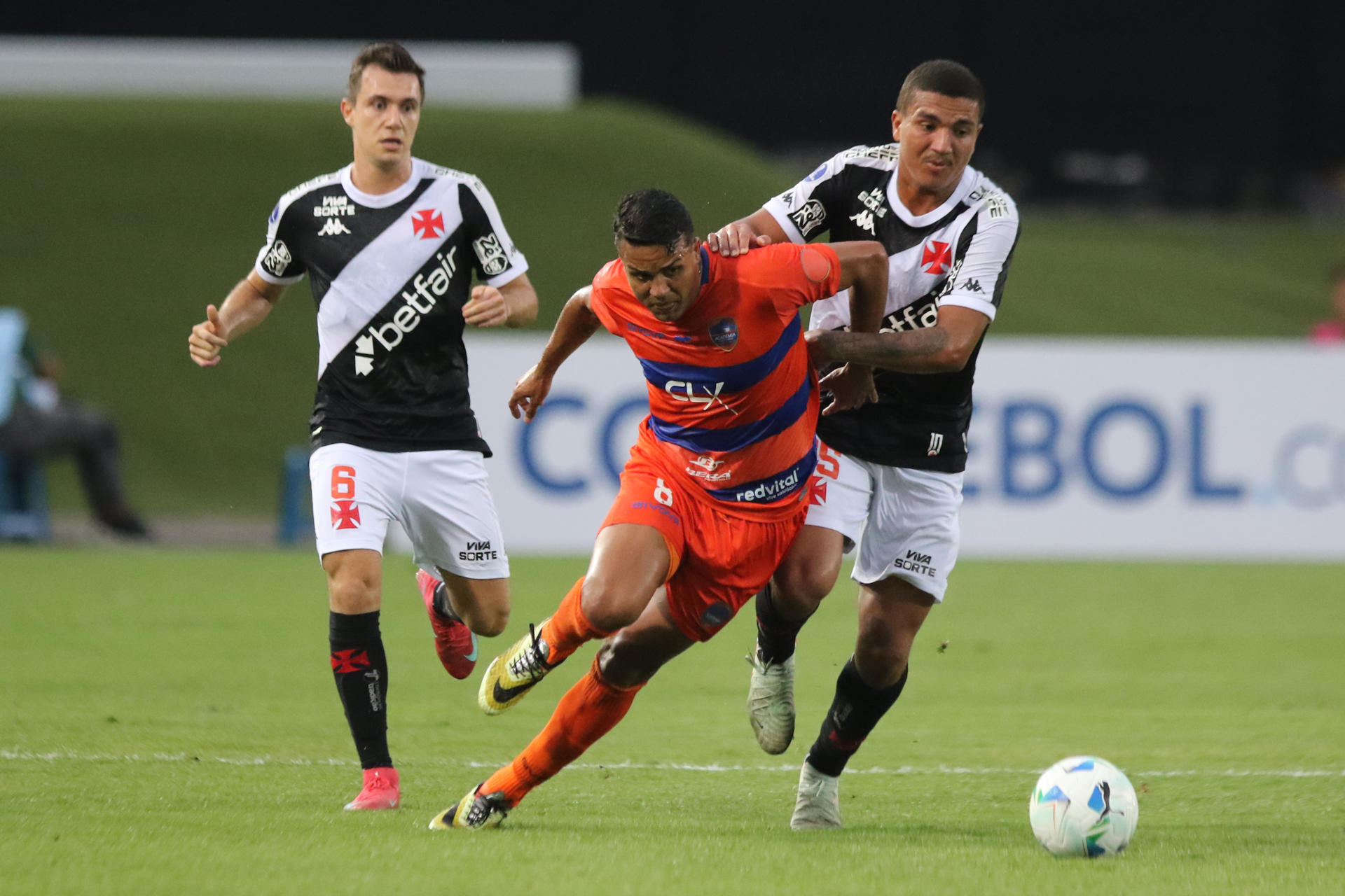 Dimas Meza (d) de Puerto Cabello disputa un balón con Mateus Carvalho (d) de Vasco en un partido de la fase de grupos de la Copa Sudamericana. EFE/ Juan Carlos Hernández