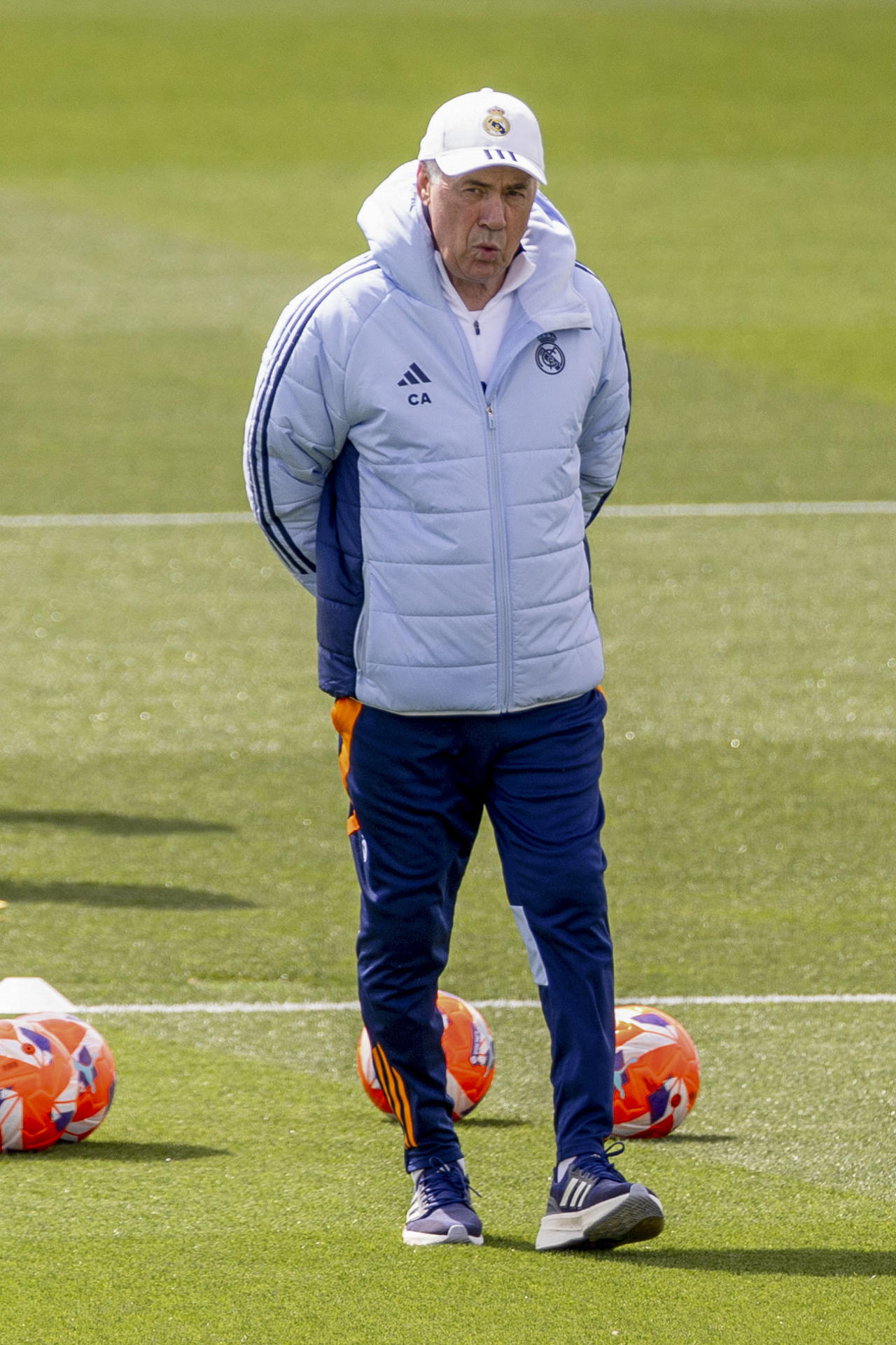 El entrenador del Real Madrid Carlo Ancelotti durante el entrenamiento de este sábado en Valdebebas, preparatorio del clásico que mañana le enfrenta al FC Barcelona.-EFE/ Daniel González