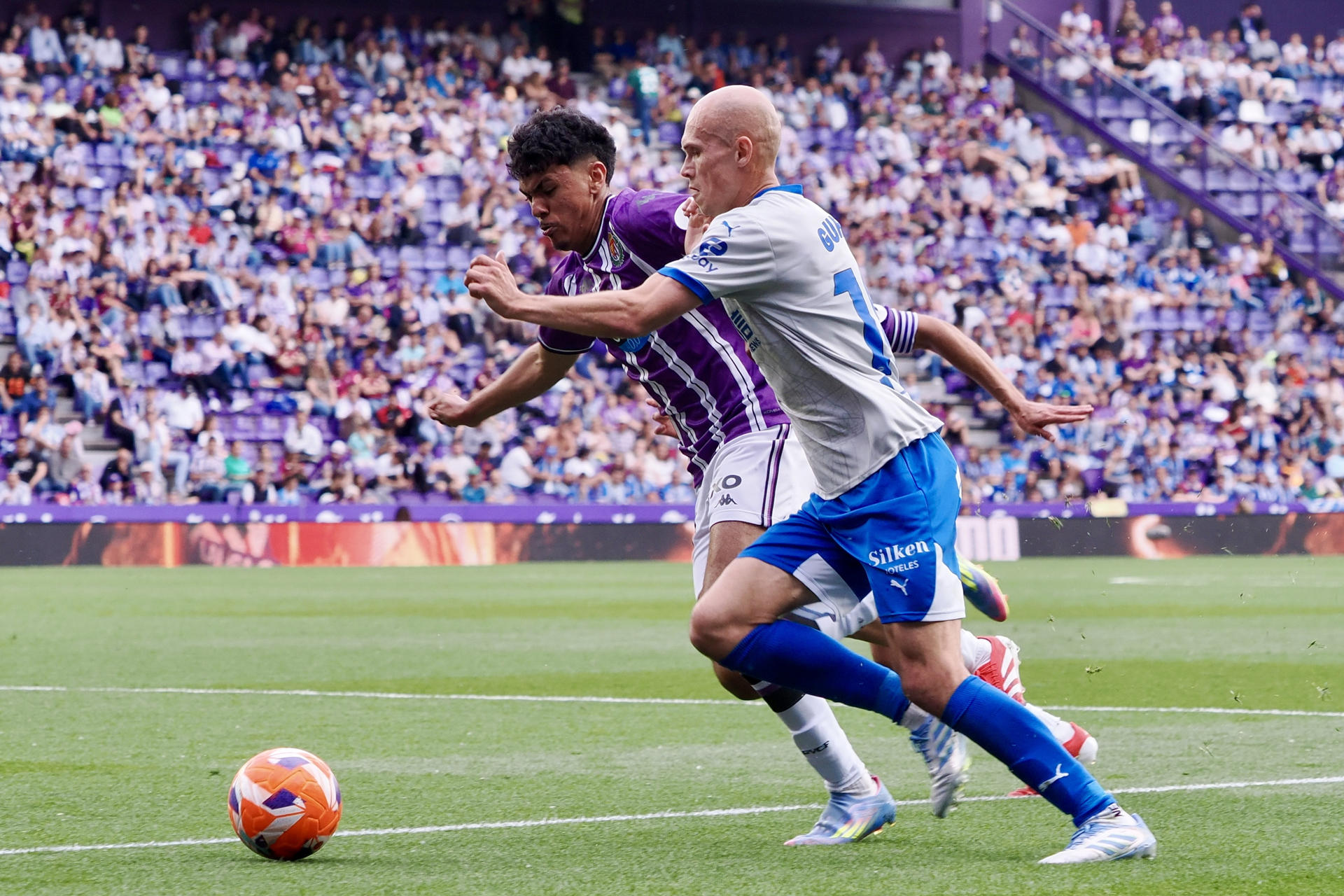 El centrocampista del Valladolid Adam Aznou (i) lucha con Jon Guridi, del Alavés, durante el partido de la jornada 37 de LaLiga que Real Valladolid y Deportivo Alavés disputan este domingo en el estadio José Zorrilla. EFE/R.García
