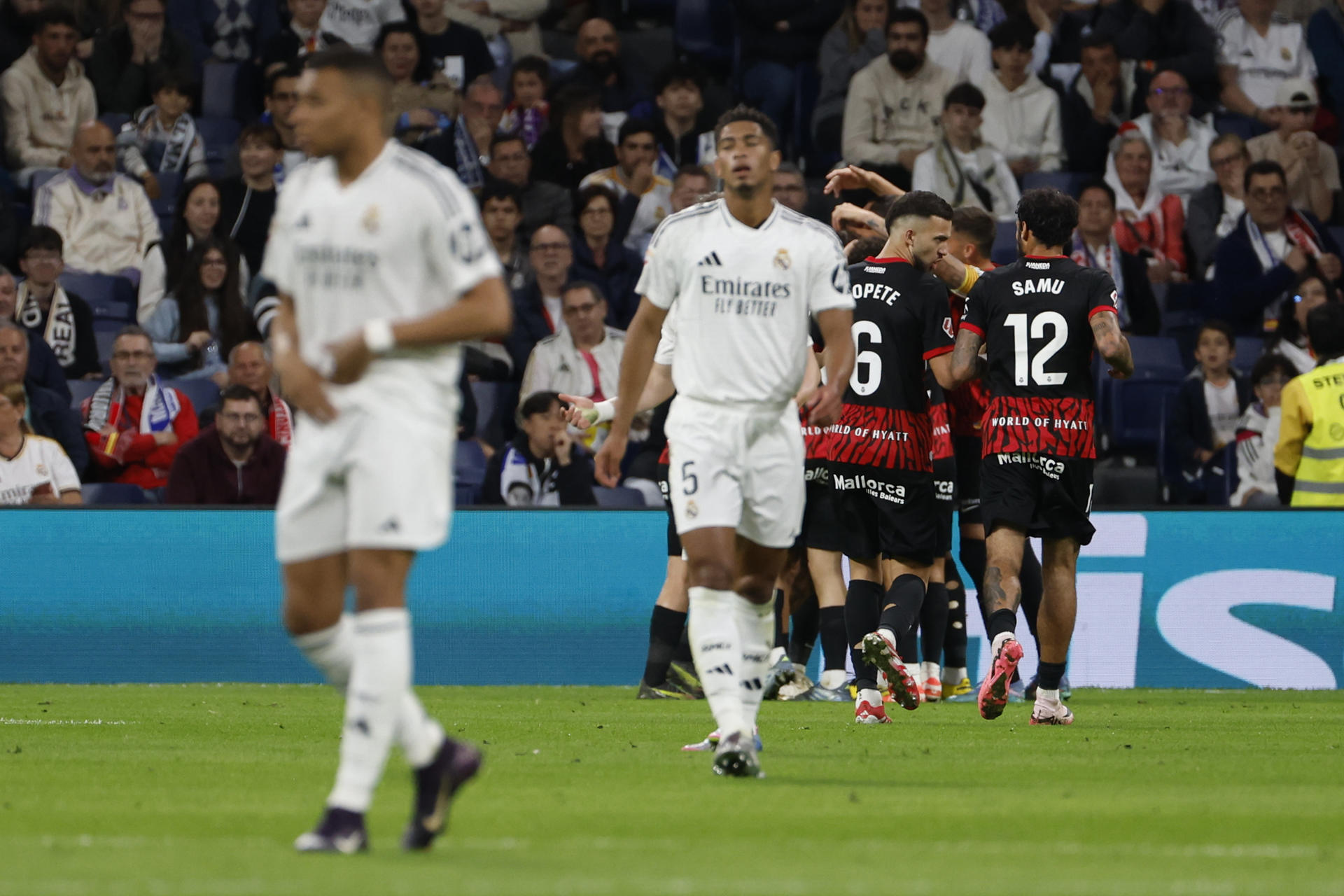 Los jugadores del Mallorca celebran tras marcar ante el Madrid, durante el partido de LaLiga de fútbol que Real Madrid y RCD Mallorca disputan este miércoles en el estadio Santiago Bernabéu. EFE/Blanca Millez