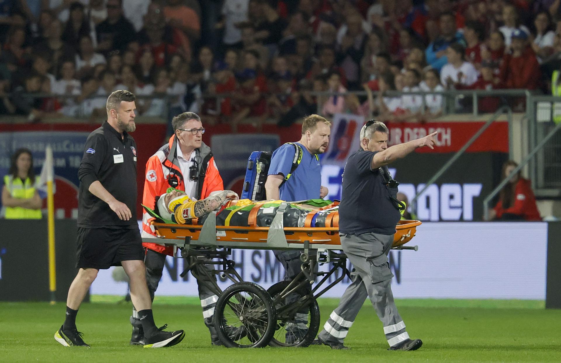 Müller, retirado en camilla del terreno de juego. EFE/EPA/RONALD WITTEK.