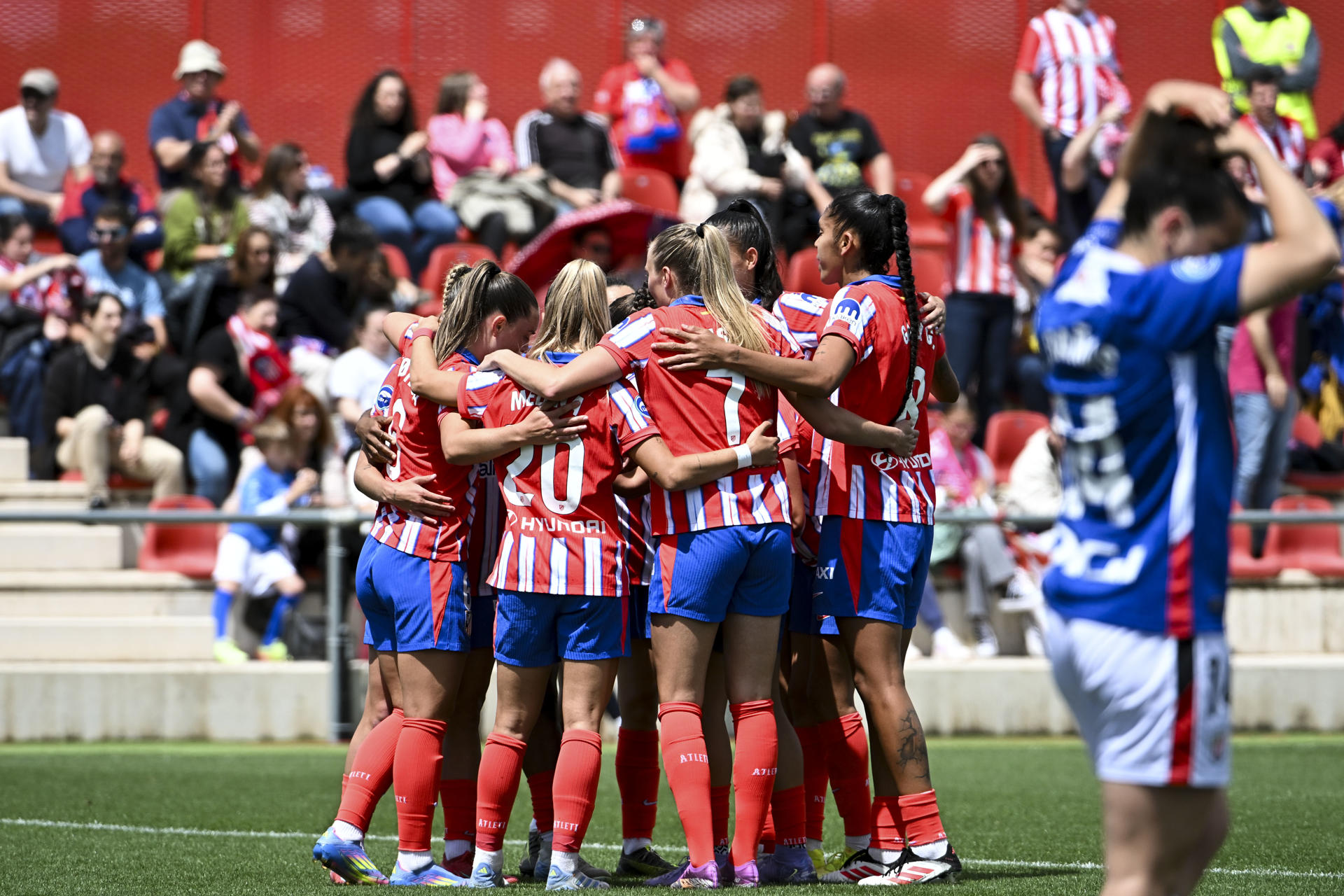 Las jugadoras del Atlético de Madrid celebral el gol de su compañera brasileña Quiroz, durante el partido de Primera División Femenina (Liga F) que enfrenta a sus equipos este domingo en el centro deportivo Alcalá de Henares (Madrid). EFE/ Fernando Villar gol del 18 atletico madrid