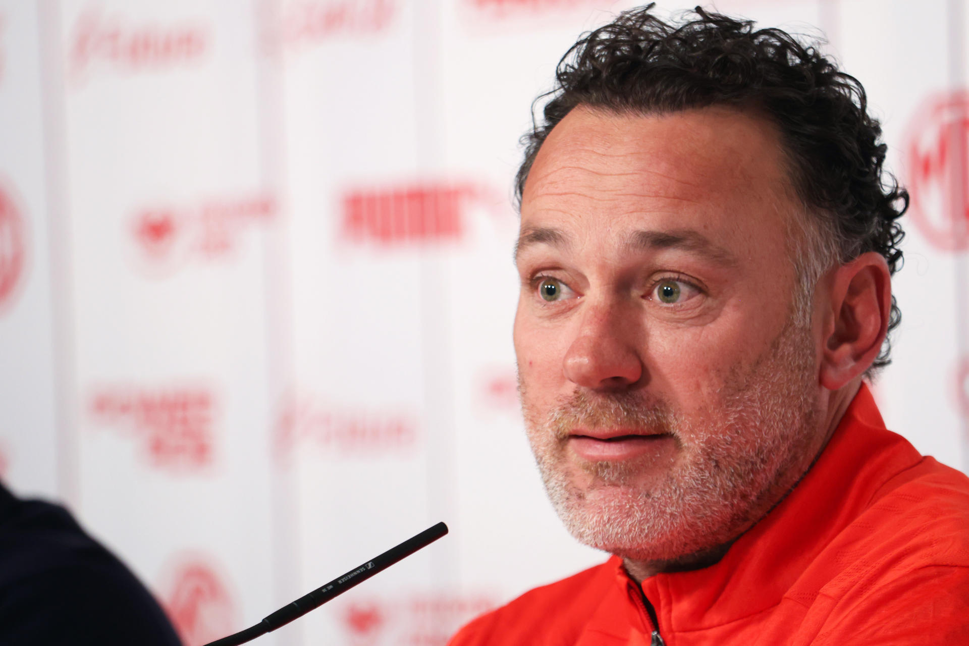 El argentino Milito, invicto ante sus clásicos rivales