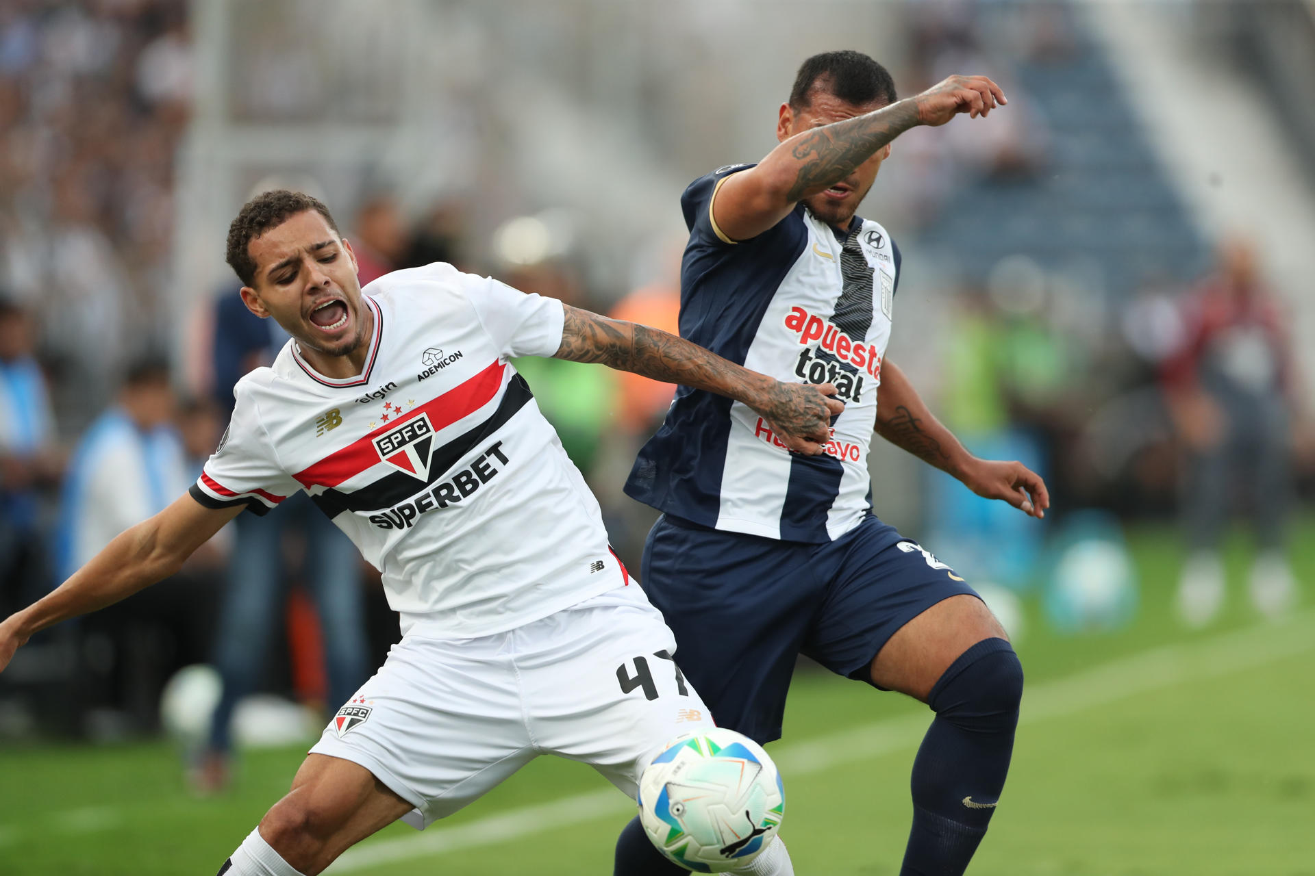 Miguel Trauco (d) de Alianza disputa el balón con Matheus Alves (d) de São Paulo durante un partido de la fase de grupos de la Copa Libertadores. EFE/ Paolo Aguilar