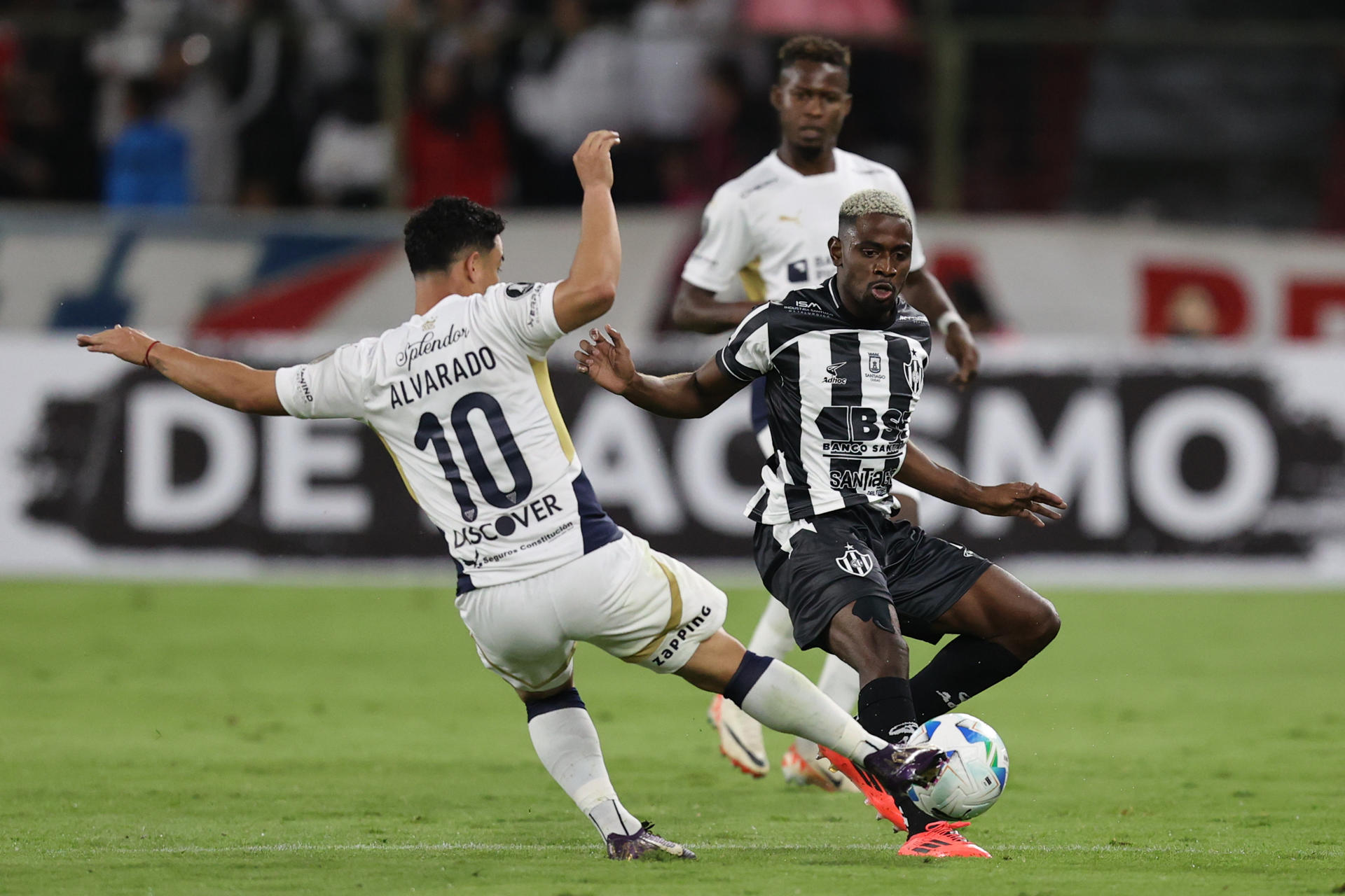 Alexander Alvarado (i), de la LDU Quito, disputa el balón con Luis Angulo, de Ceentral Córdoba, en un partido de la fase de grupos de la Copa Libertadores en el estadio Rodrigo Paz Delgado en Quito (Ecuador). EFE/ José Jácome