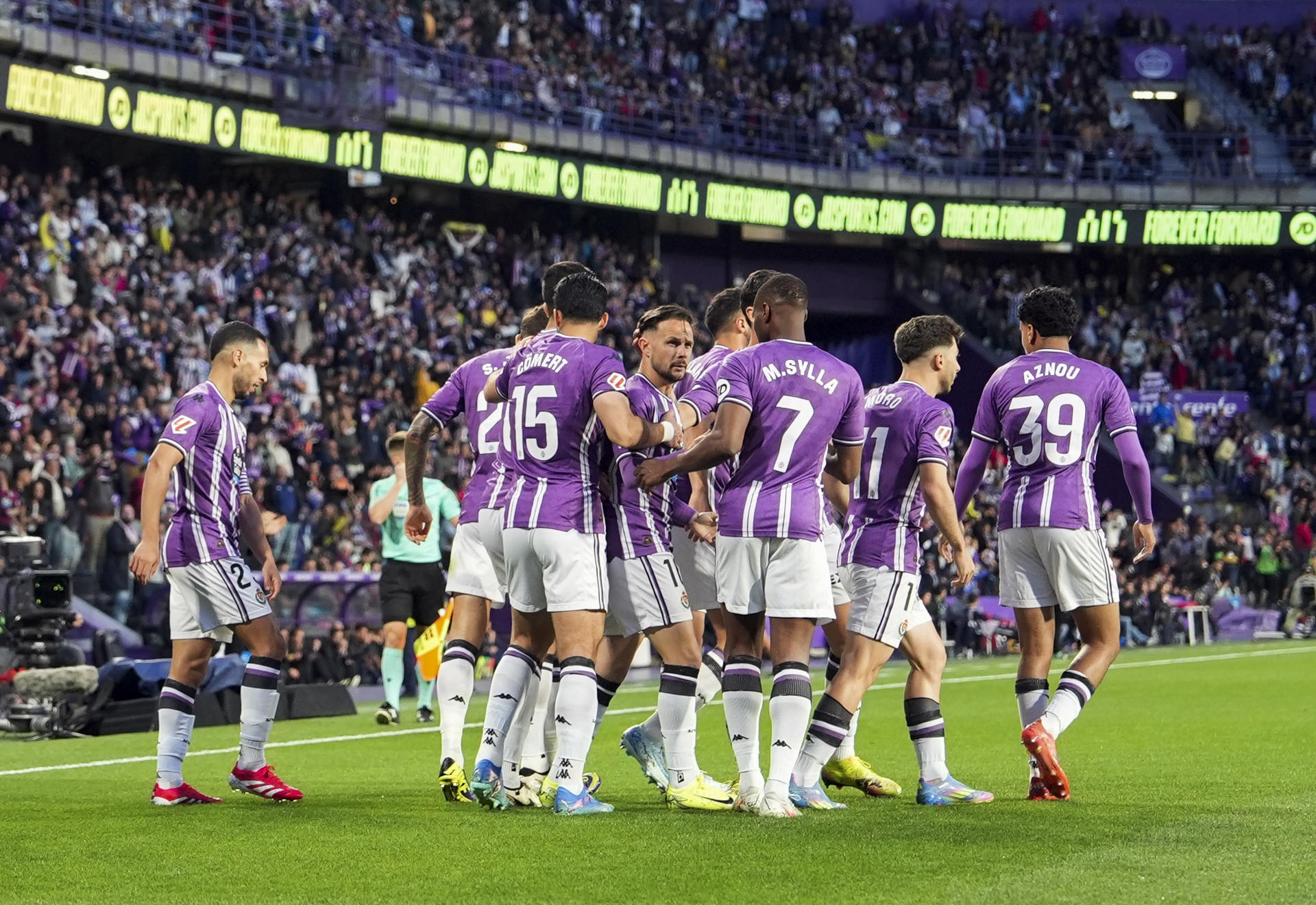 El centrocampista del Valladolid Iván Sánchez (c) celebra con sus compañeros tras anotar un gol durante el partido de LaLiga de fútbol que Real Valladolid y FC Barcelona disputan en el estadio José Zorrilla. EFE/R. García