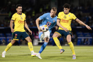 Mateusz Bogusz (c) de Cruz Azul disputa el balón con Ramón Juárez (i) y con Israel Reyes de América en un partido de ida de semifinal del Torneo Clausura 2025 Liga MX entre Cruz Azul y América en el estadio Olímpico Universitario en Ciudad de México (México). EFE/ José Méndez