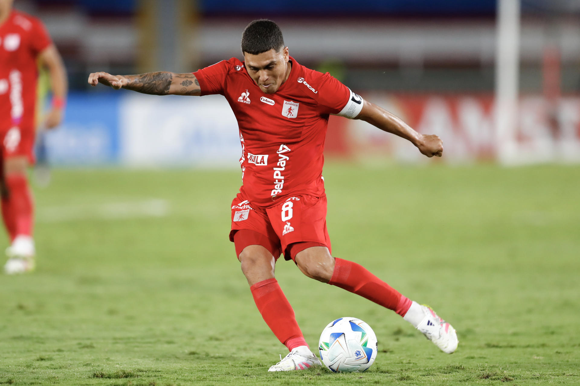 Juan Fernando Quintero, de América, en una acción del partido de la Copa Sudamericana ante Racing en el estadio Olímpico Pascual Guerrero en Cali (Colombia). EFE/ Ernesto Guzman