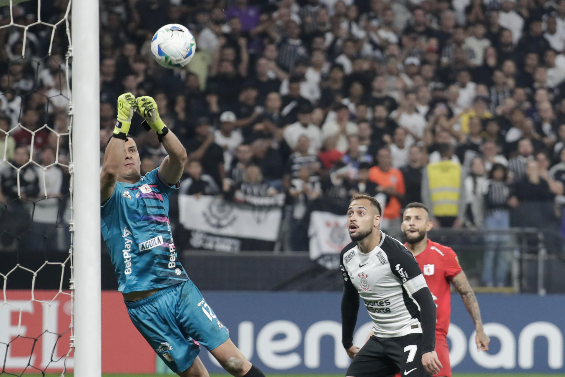 Jorge Soto (i) de América rechaza un balón en un partido de la fase de grupos de la Copa Sudamericana. EFE/ Sebastiao Moreira