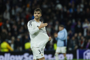 El defensa del Real Madrid Raúl Asencio durante un encuentro de la Liga de Campeones en el estadio Santiago Bernabéu, en Madrid. EFE / Juanjo Martín.
