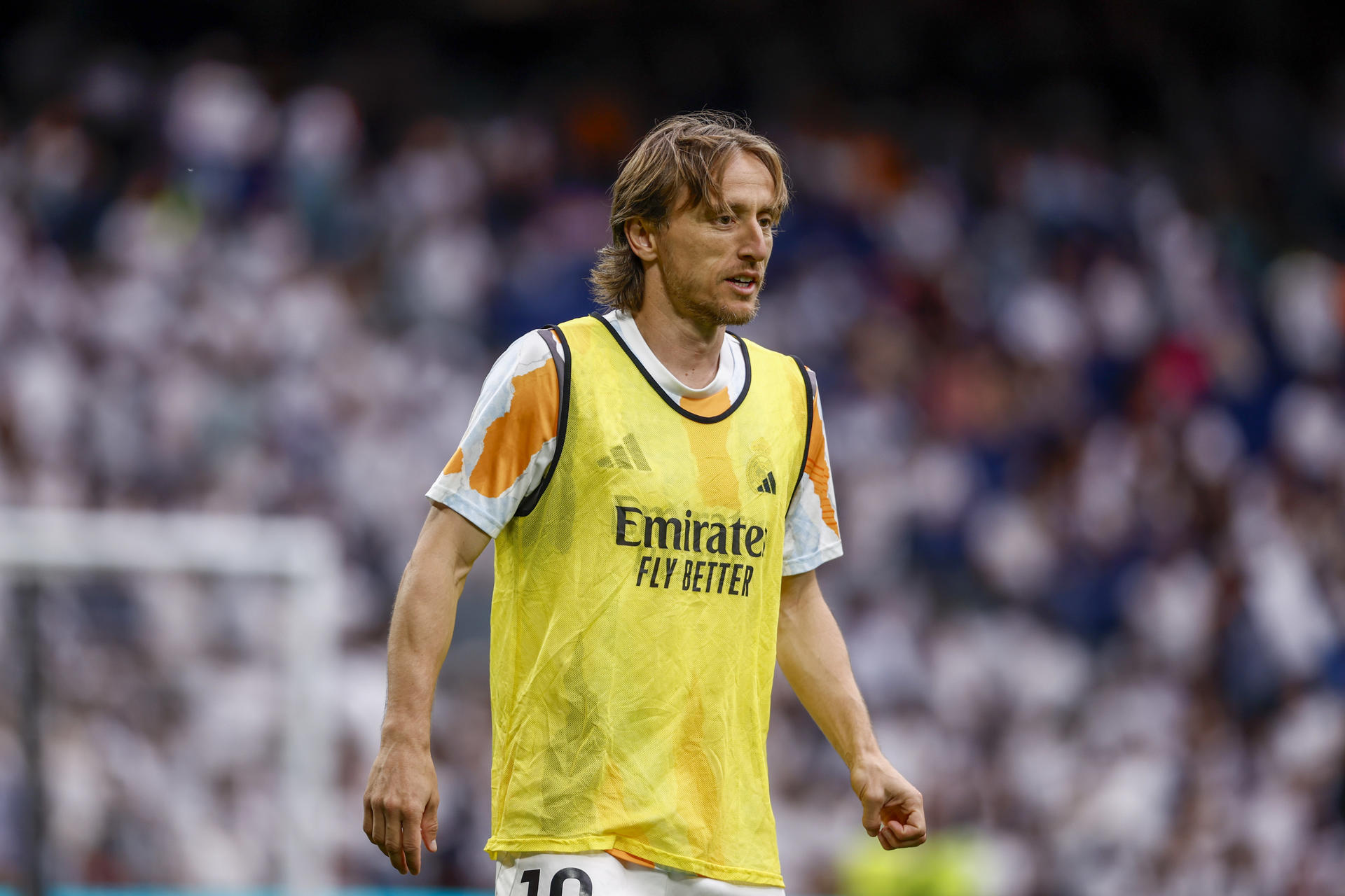 El centrocampista croata del Real Madrid Luka Modrić calienta este sábado, previo al partido de la jornada 38 de LaLiga EA Sports, entre el Real Madrid y la Real Sociedad, celebrado en el estadio Santiago Bernabéu de la capital española. EFE/ Daniel González
