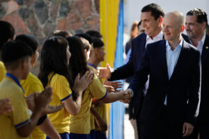 El secretario general de la FIFA, Mattias Gafstrom (d), saluda durante la inauguración de la 'FIFA Arena' a su llegada al colegio General José Elizardo Aquino este lunes, en Luque (Paraguay). EFE/ Juan Pablo Pino