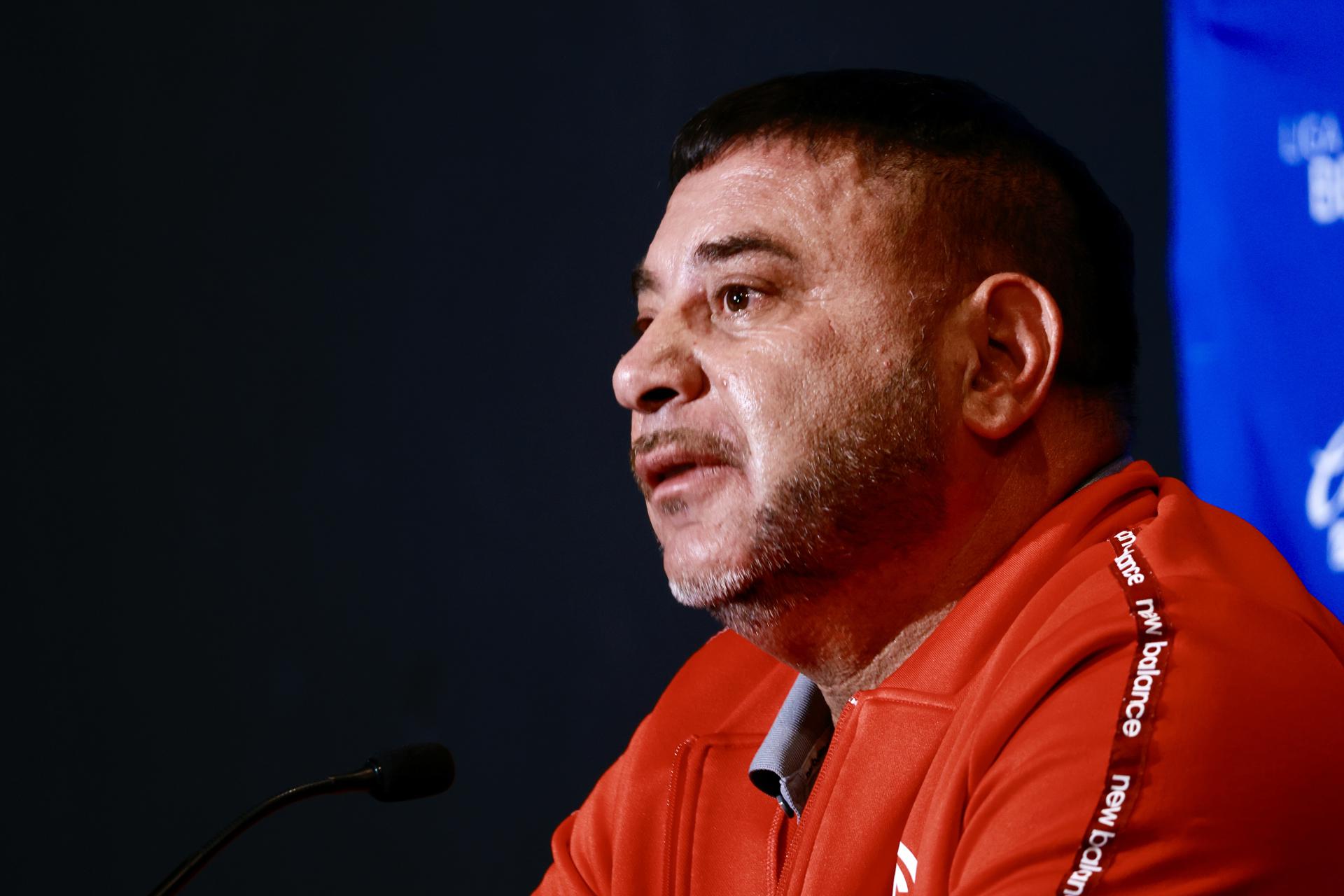 El técnico argentino del Club Toluca, Antonio Mohamed, habla este miércoles durante una rueda de prensa en la ciudad de Toluca en el Estado de México (México). EFE/Felipe Gutiérrez