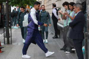 El argentino Cuti Romero, en Bilbao, entrando en el hotel de concentración de su equipo, el Tottenham, en la víspera de la final de la Liga Europa ante el Manchester United.EFE/ Luis Tejido