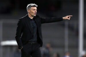 El entrenador de Santos Fernando Ortiz da instrucciones a sus jugadores ante Pumas. Imagen de archivo. EFE/ Isaac Esquivel