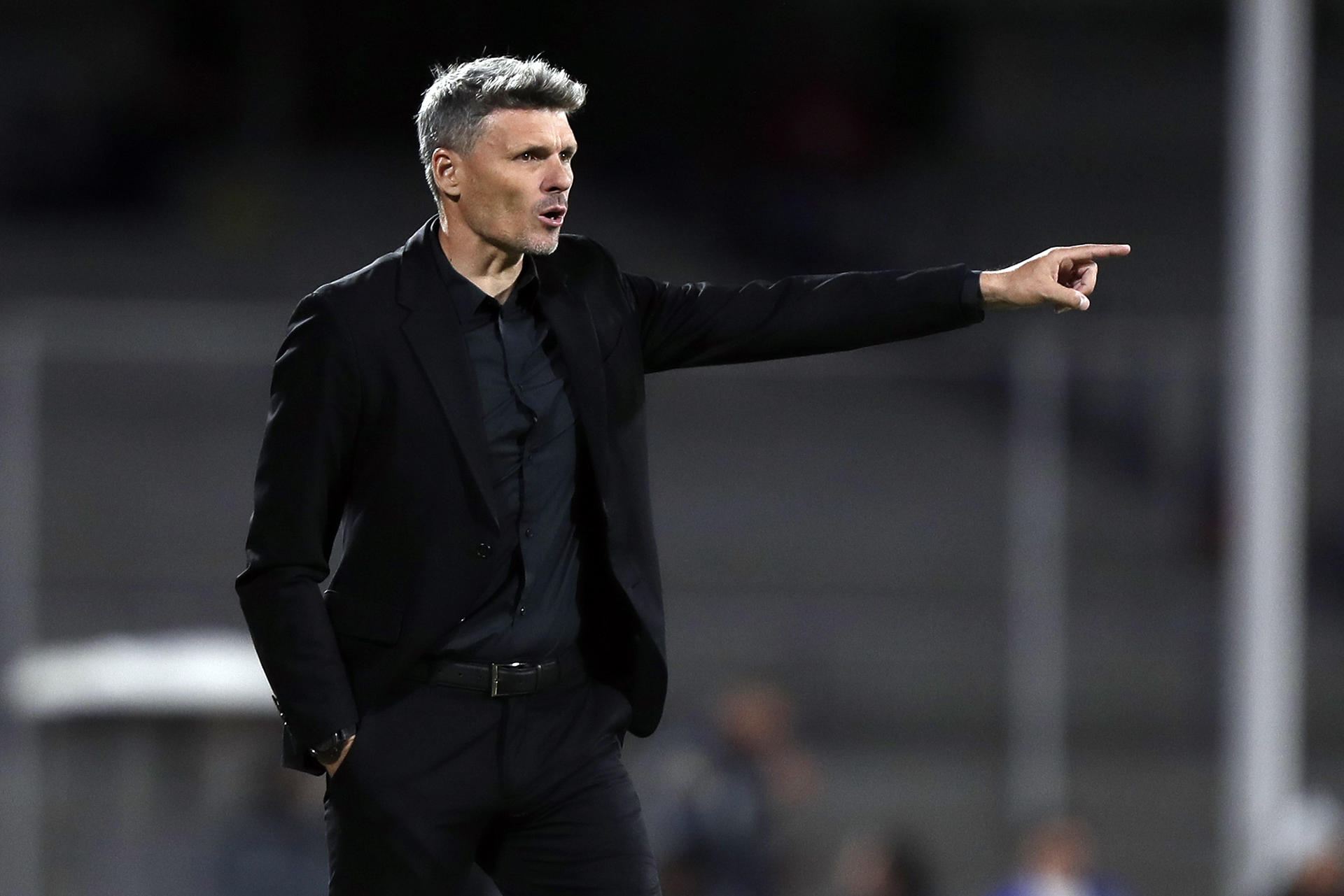 El entrenador de Santos Fernando Ortiz da instrucciones a sus jugadores ante Pumas. Imagen de archivo. EFE/ Isaac Esquivel
