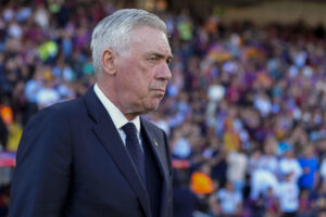 El entrenador del Real Madrid Carlo Ancelotti durante el partido de la jornada 35 de LaLiga EA Sports entre el Barcelona y el Real Madrid, este domingo en el Estadi Olímpic Lluís Companys.-EFE/ Siu Wu