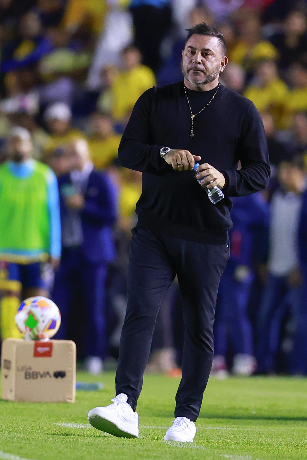 El entrenador Antonio Mohamed de Toluca dirige este jueves, en un partido de ida de la final del torneo Clausura 2025 de la Liga MX entre América y Toluca en el estadio Ciudad de los Deportes en Ciudad de México (México). EFE/ Sáshenka Gutiérrez