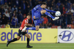 Lucas Di Yorio (arriba) de Universidad de Chile controla un balón en un partido de la fase de grupos de la Copa Libertadores. EFE/ Elvis González