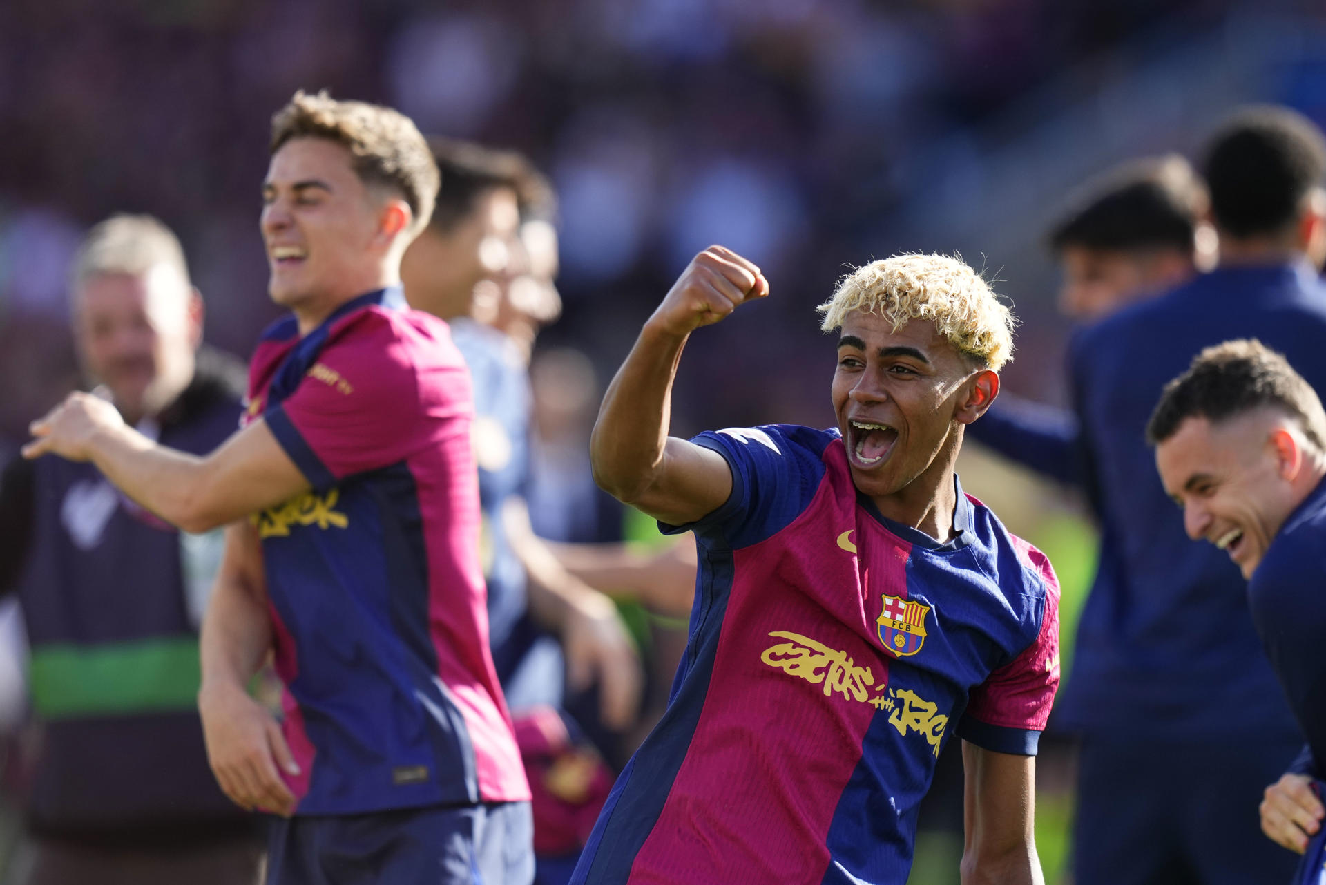 El delantero del Barcelona Lamine Yamal celebra su victoria sobre el Real Madrid, tras el partido de la jornada 35 de LaLiga EA Sports entre el Barcelona y el Real Madrid, este domingo en el Estadi Olímpic Lluís Companys.-EFE/ Siu Wu