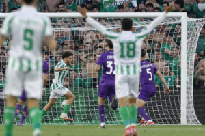 El delantero del Betis Abde celebra el primer gol de su equipo durante el partido de ida de las semifinales de la Liga Conferencia que Real Betis y ACF Fiorentina disputan este jueves en el estadio Benito Villamarín, en Sevilla. EFE/Julio Muñoz