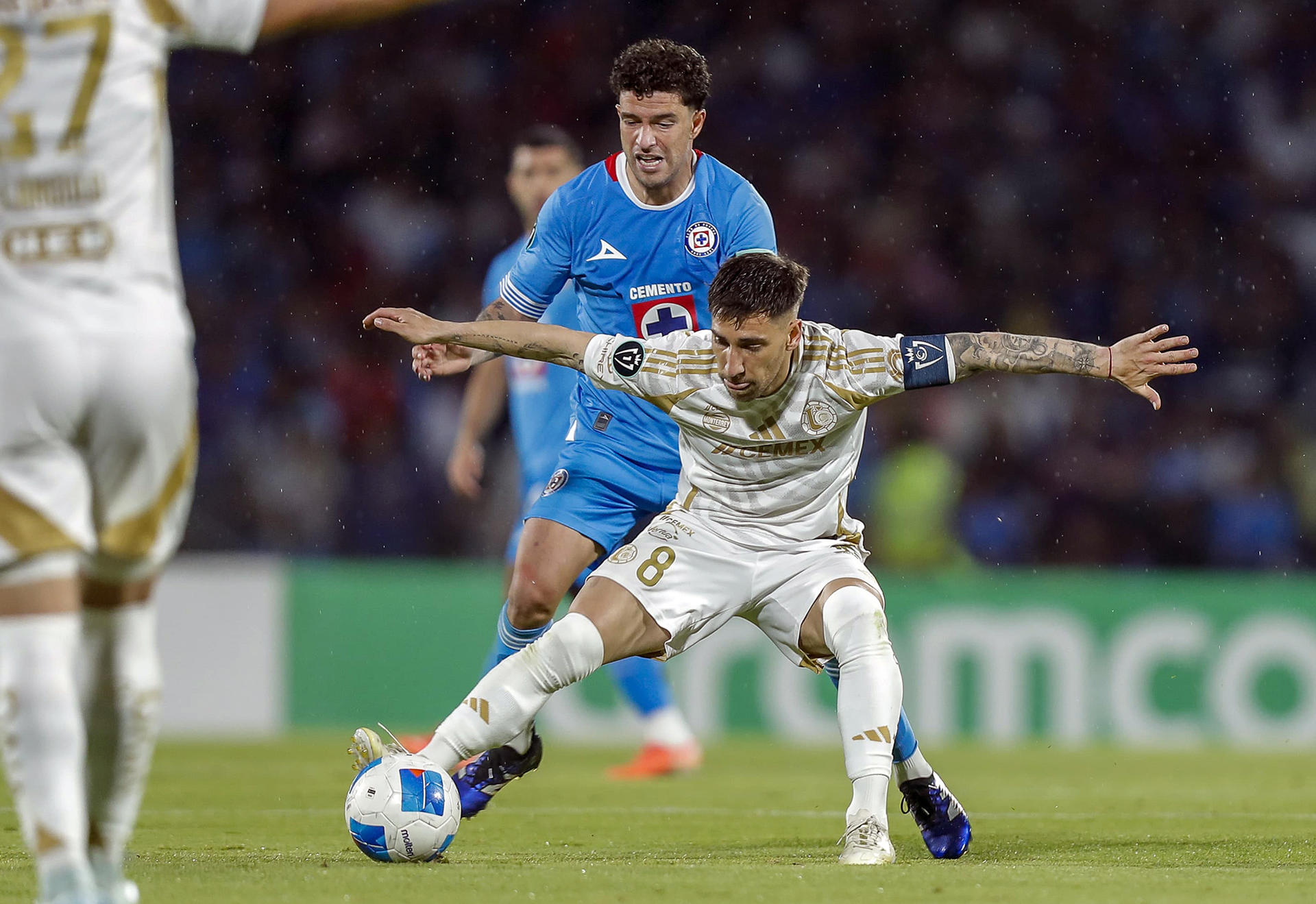 José Ignacio Rivero (atrás) de Cruz Azul disputa un balón con Fernando Gorriarán (frente) de Tigres este jueves, en el partido de vuelta de la semifinal de la Copa Concacaf en el estadio Olímpico Universitario de Ciudad de México (México). EFE/ Isaac Esquivel