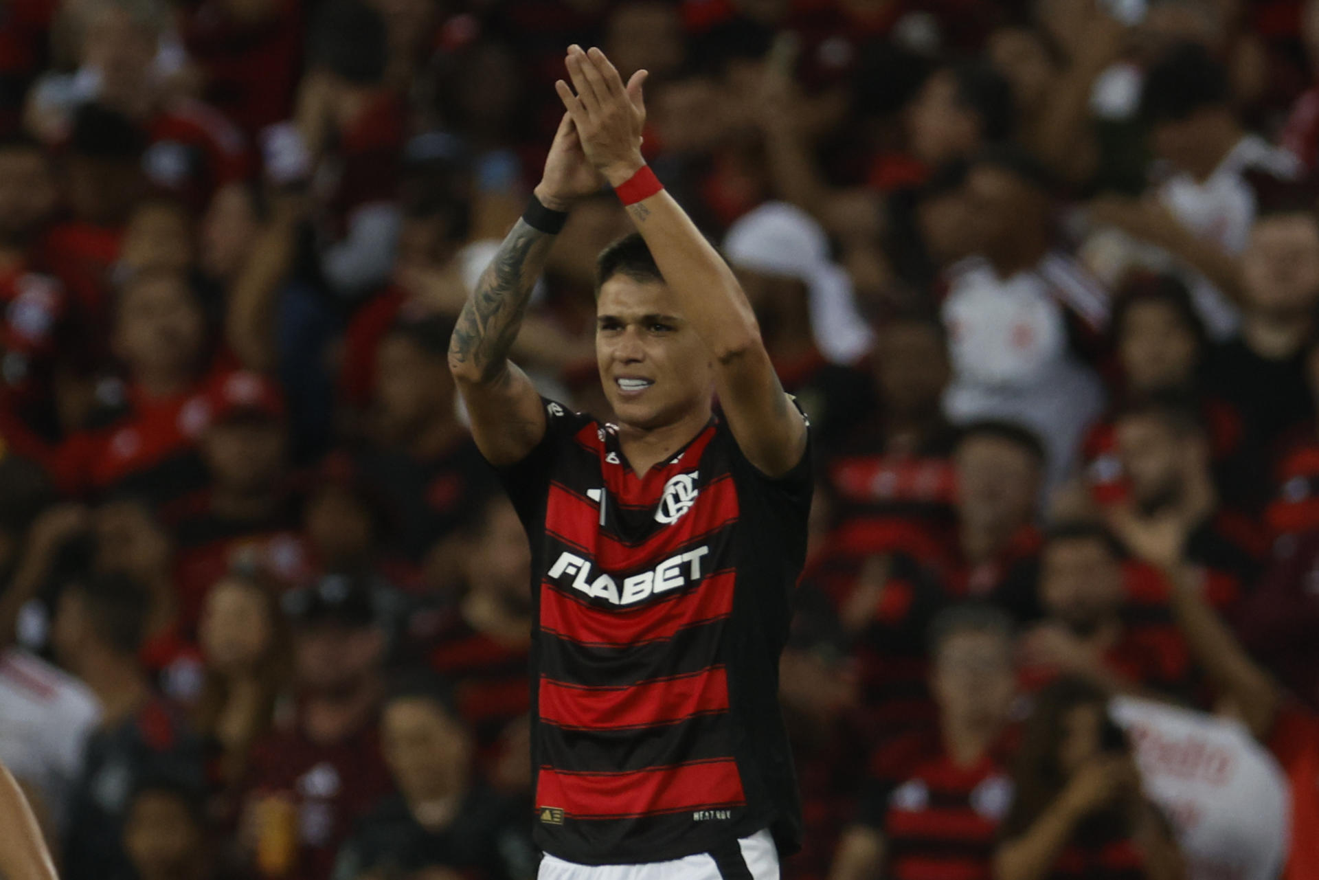El delantero Luiz de Araujo celebra el gol que apuntaló la victoria de Flamengo por 2-0 sobre Liga de Quito en el partido de la quinta jornada del Grupo C de la Copa Libertadores jugado este jueves en el estadio Maracaná de Río de Janeiro. EFE/ Antonio Lacerda