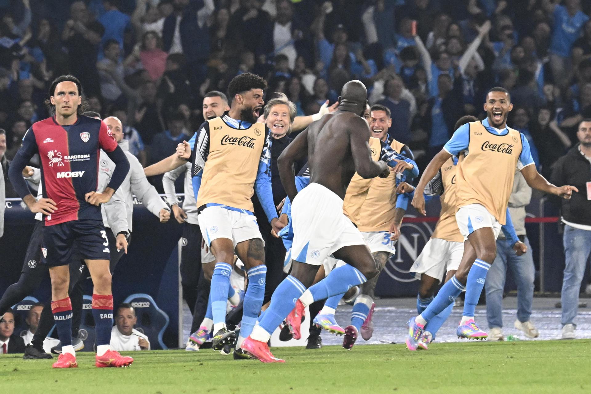 Romelu Lukaku, jugador del Nápoles, celebra el 2-0 durante el partido ante el Cagliari, última jornada de la Serie A. EFE/EPA/CIRO FUSCO