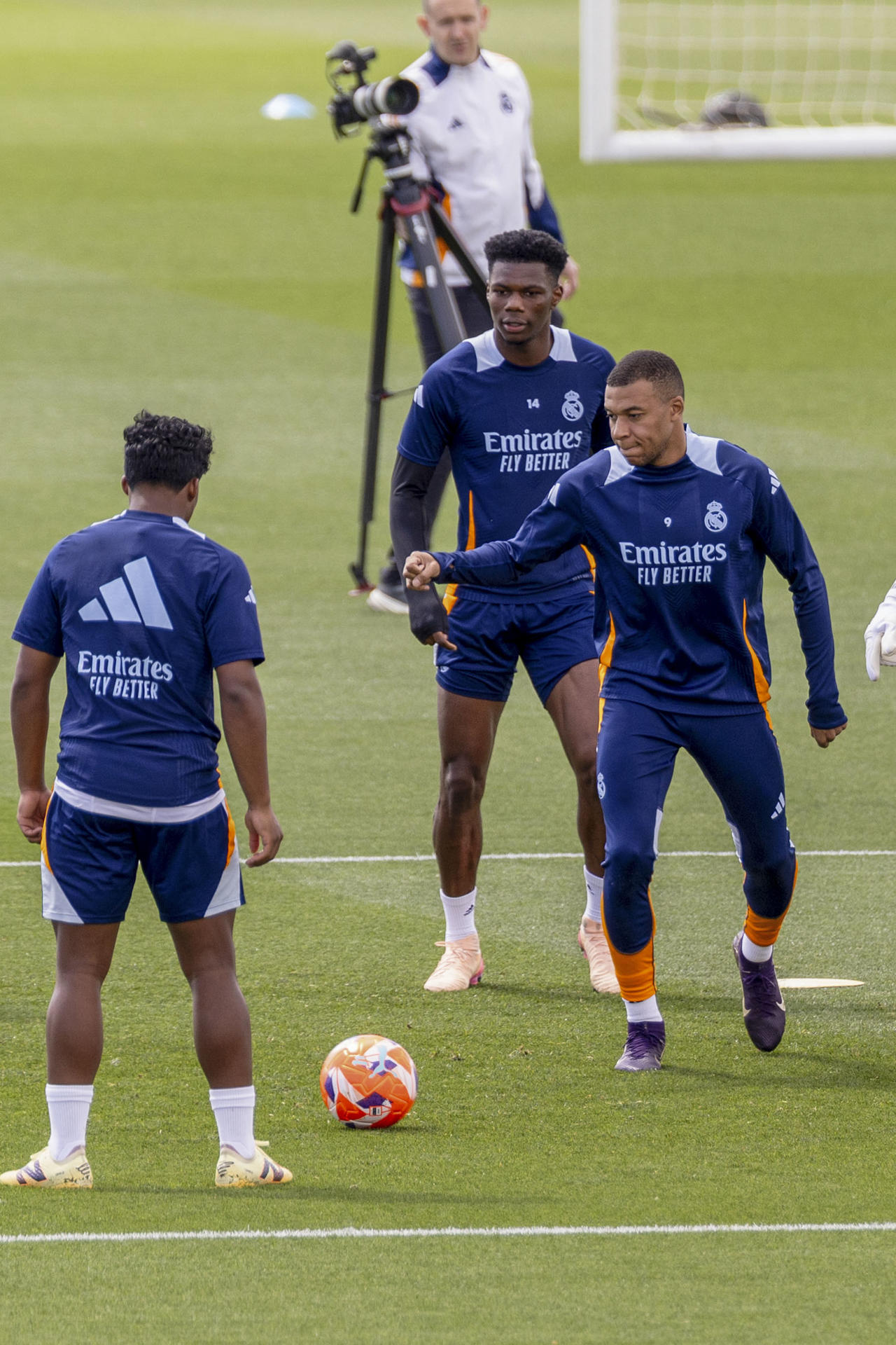 El delantero del Real Madrid Kylian Mbappé (d), durante el entrenamiento de este sábado en Valdebebas, preparatorio del clásico que mañana le enfrenta al FC Barcelona.-EFE/ Daniel González