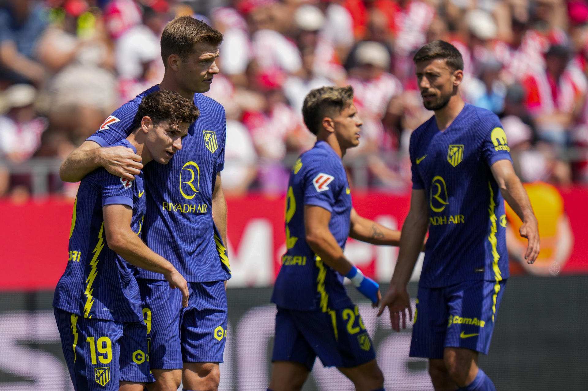 El delantero del Atlético de Madrid Alexander Sorloth (2i) celebra con sus compañeros su gol ante el Girona, durante el partido de Liga que Girona y Atlético de Madrid disputaron en el estadio municial de Moltilivi. EFE/Siu Wu