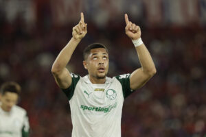 Vitor Roque de Palmeiras celebra tras anotar un gol en un partido de la fase de grupos de la Copa Libertadores . EFE/ Juan Pablo Pino