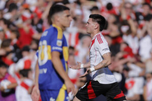 Franco Mastantuono (d) de River Plate durante un partido del Torneo Apertura de la Liga de Argentina entre River Plate y Boca Juniors. EFE/ Juan Ignacio Roncoroni